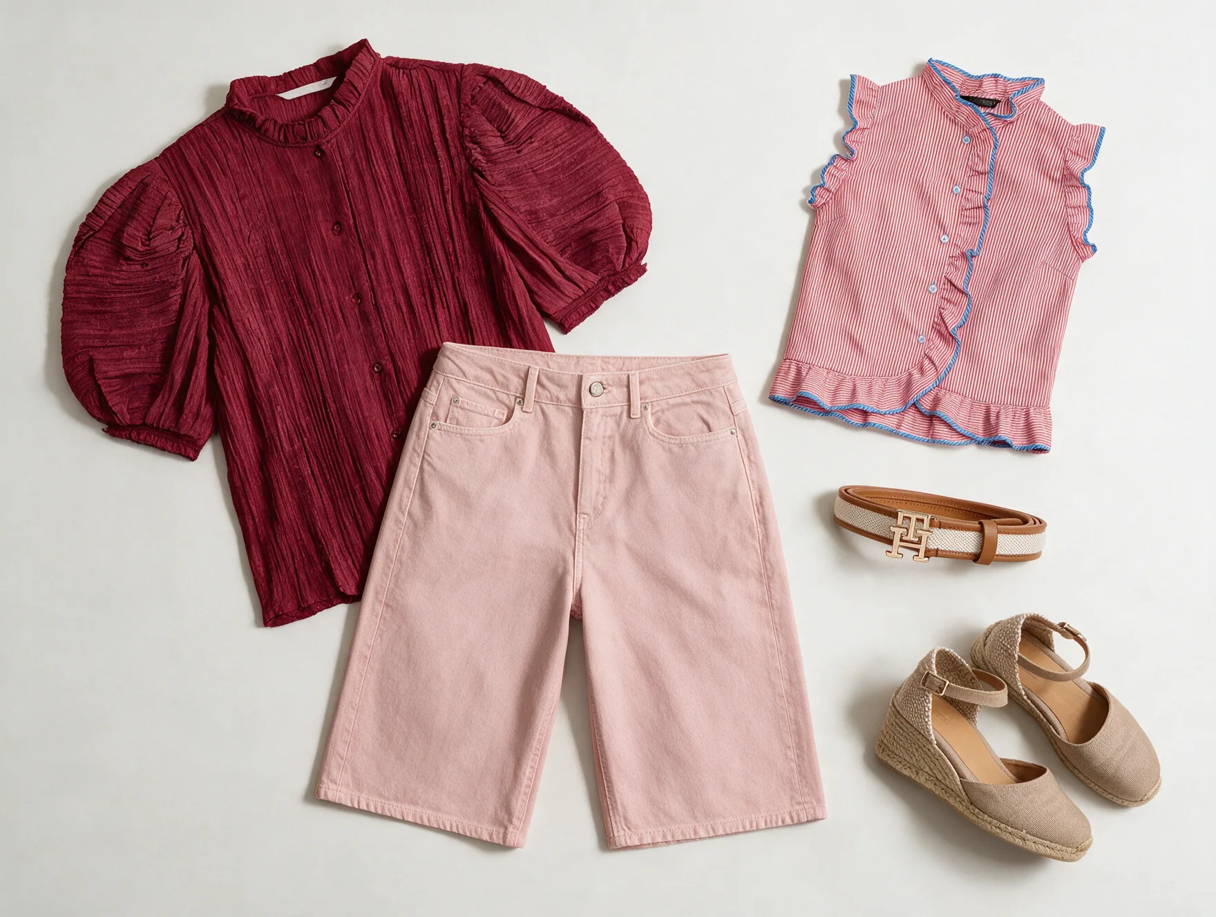 Bermudas rosa empolvado con dos blusas, un cinturón y unas cuñas para combinarlas.