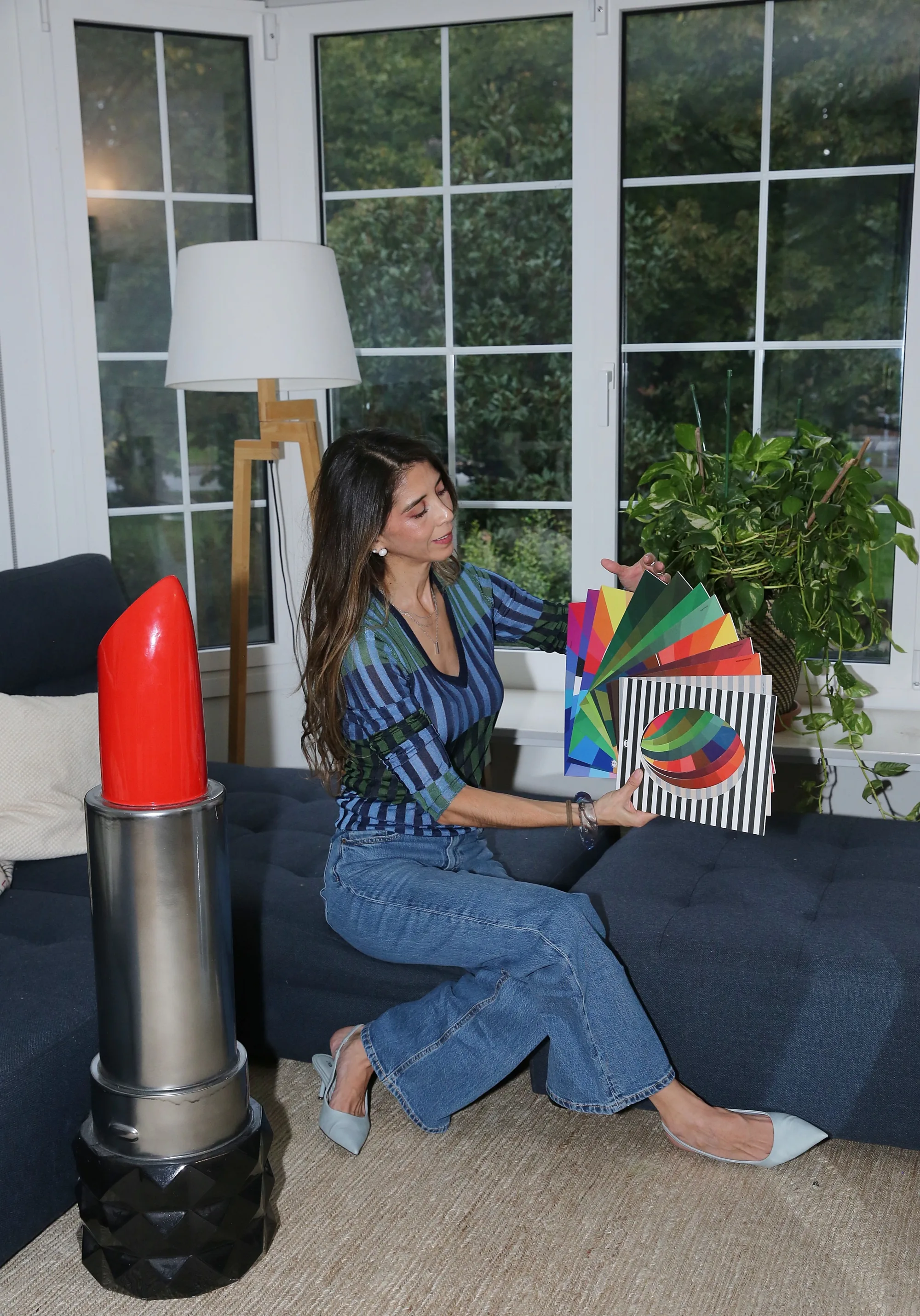 Daniela muestra sus abanicos de colores en su estudio de Barcelona