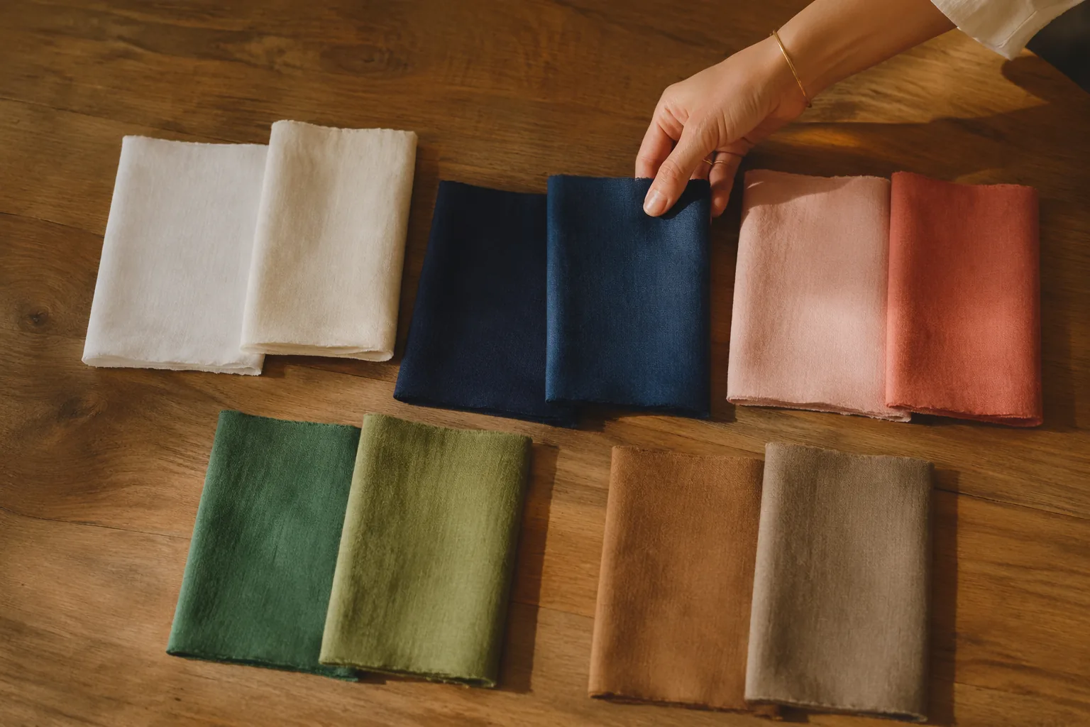 Muestras de tela en pares de tonos parecidos: blanco óptico y marfil, azul marino y petróleo, rosa frío y coral, esmeralda y oliva, camel y topo